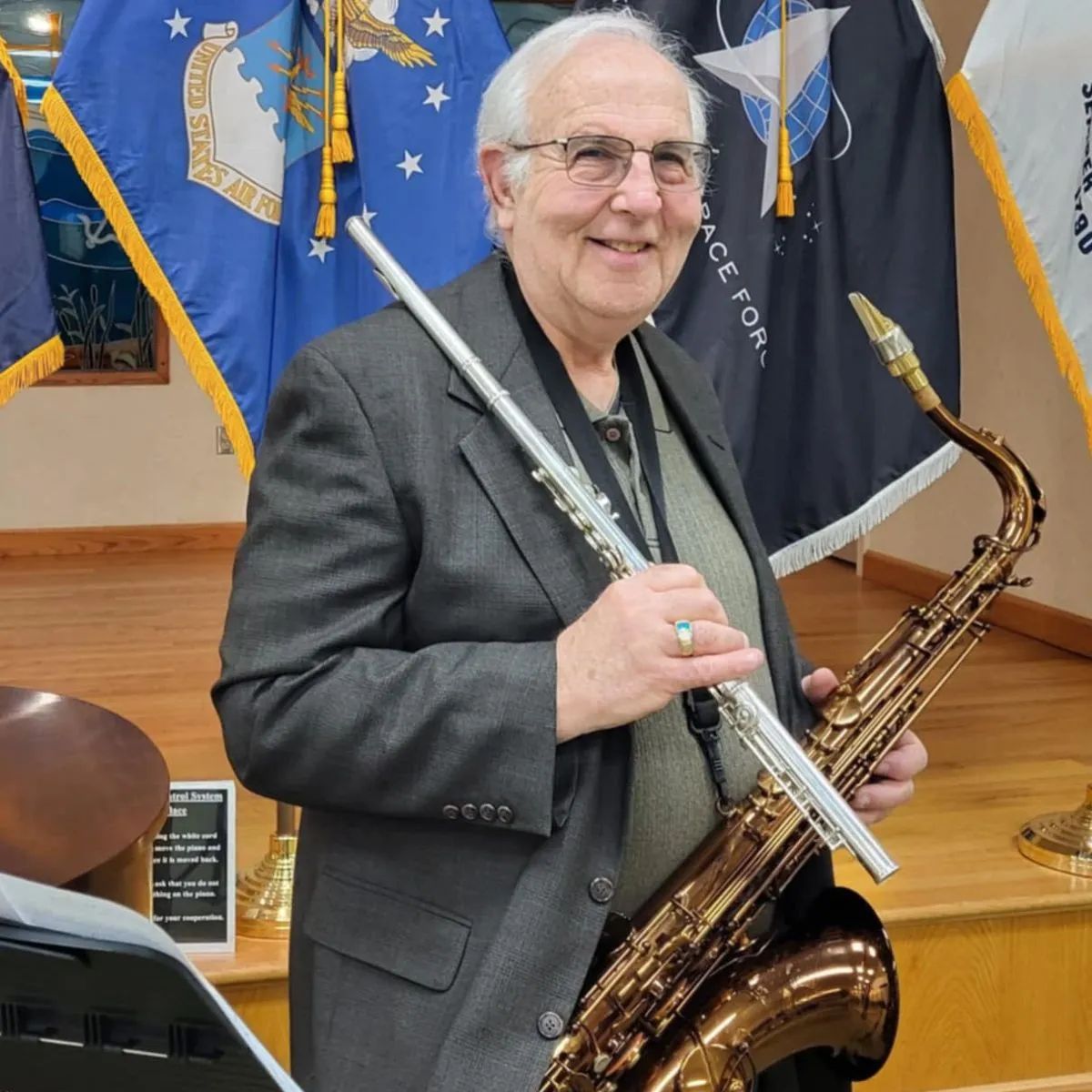 Dave Schiff solo portrait with guitar